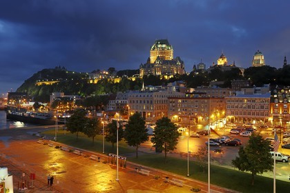Canada, province de Québec, ville de Québec, Vieux-Québec classé Patrimoine Mondial de l' UNESCO, château Frontenac depuis le port sur le fleuve Saint-Laurent