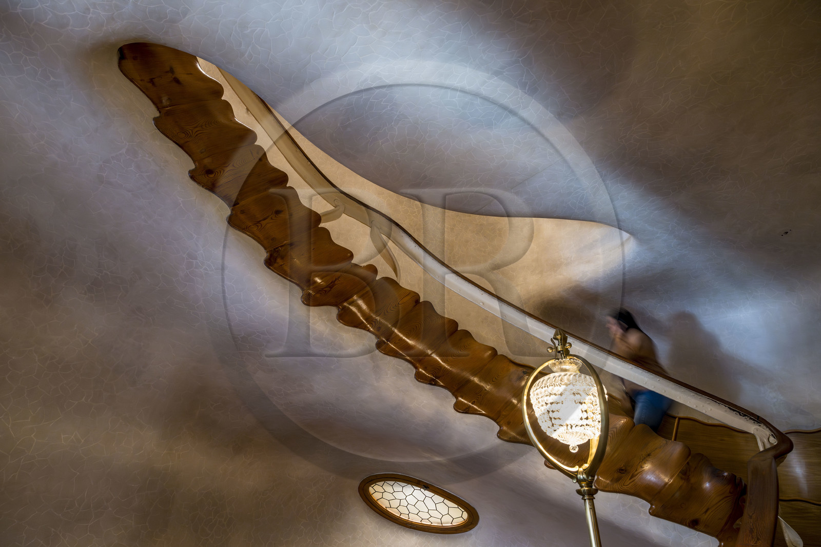 Espagne, Catalogne, Barcelone, quartier de l'Eixample, Passeig de Gracia, Casa Batllo de l'architecte du modernisme catalan Antoni Gaudi, site classé au Patrimoine Mondial de l'UNESCO, escalier principal qui rappelle la colonne vertébrale d'un monstre