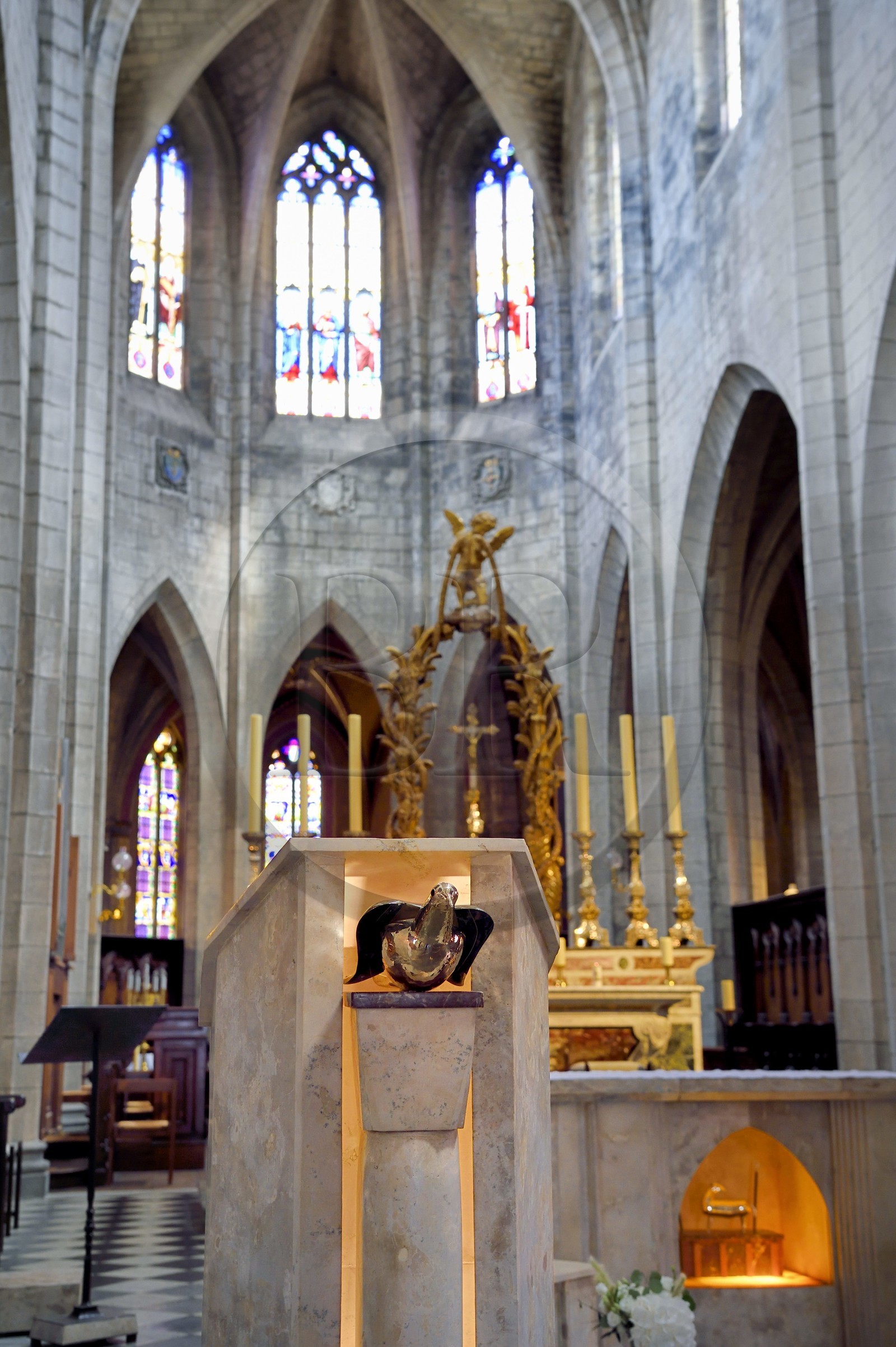 France, Cantal (15), Saint-Flour, cathédrale Saint-Pierre, le mobilier liturgique a été réalisé par l'orfèvre et sculpteur géorgien Goudji