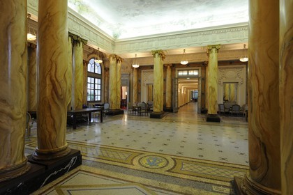 France, Vosges (88), Station thermale de Vittel, le hall du Grand Hôtel propriété du Club Mediterranée