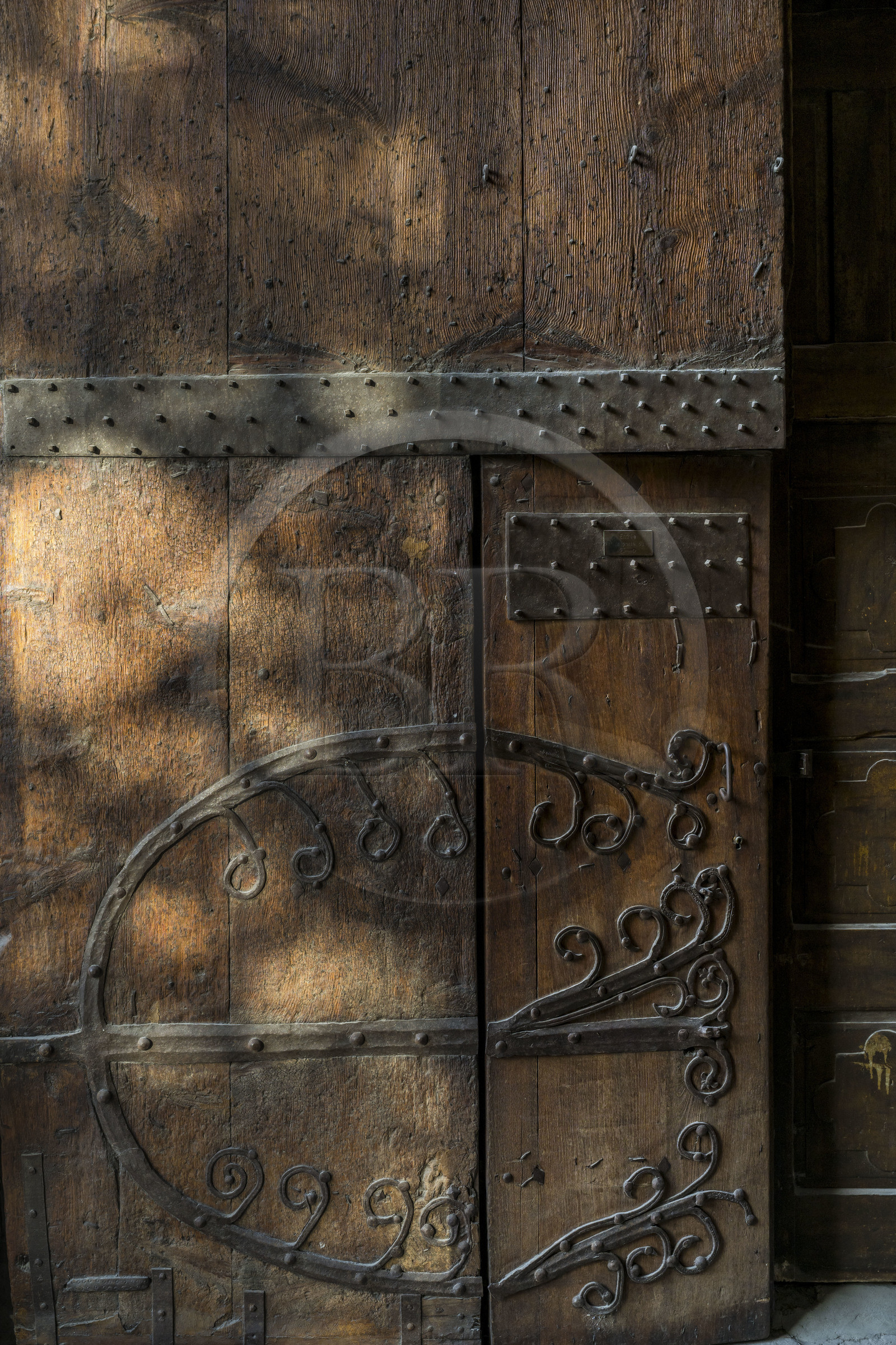 France, Hautes Alpes (05), Embrun, la cathédrale Notre Dame du Real du XII siecle, la porte principale sous le protiro nommé porche du Réal ou des Rois Mages de style lombard