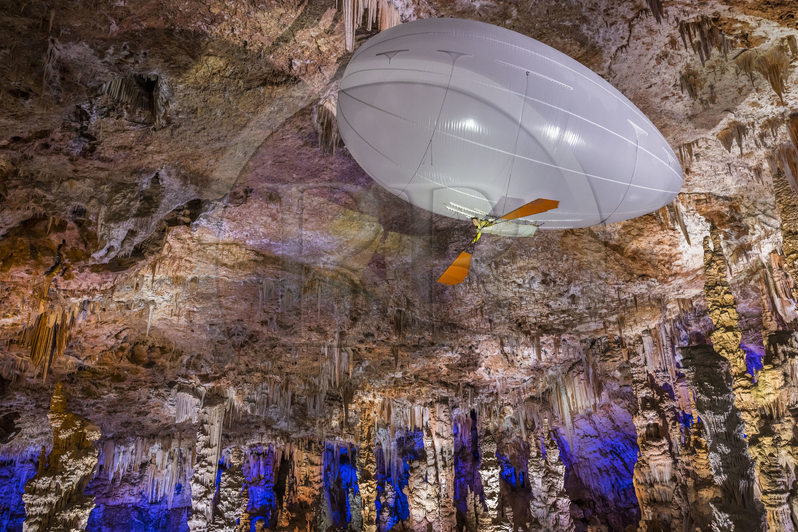 France, Gard (30), Méjannes-le-Clap, grotte de La Salamandre, découverte de la grotte en Aéroplume®, un ballon dirigeable individuel gonflé à l'hélium qui permet de s'envoler en battant des ailes