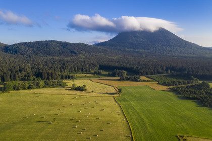 France, Puy-de-Dôme (63), Parc Naturel Régional des Volcans d'Auvergne, Chaine des Puys classée Patrimoine Mondial de l’UNESCO, le volcan Puy de Dôme dont le sommet est dans les nuages (vue aérienne)
