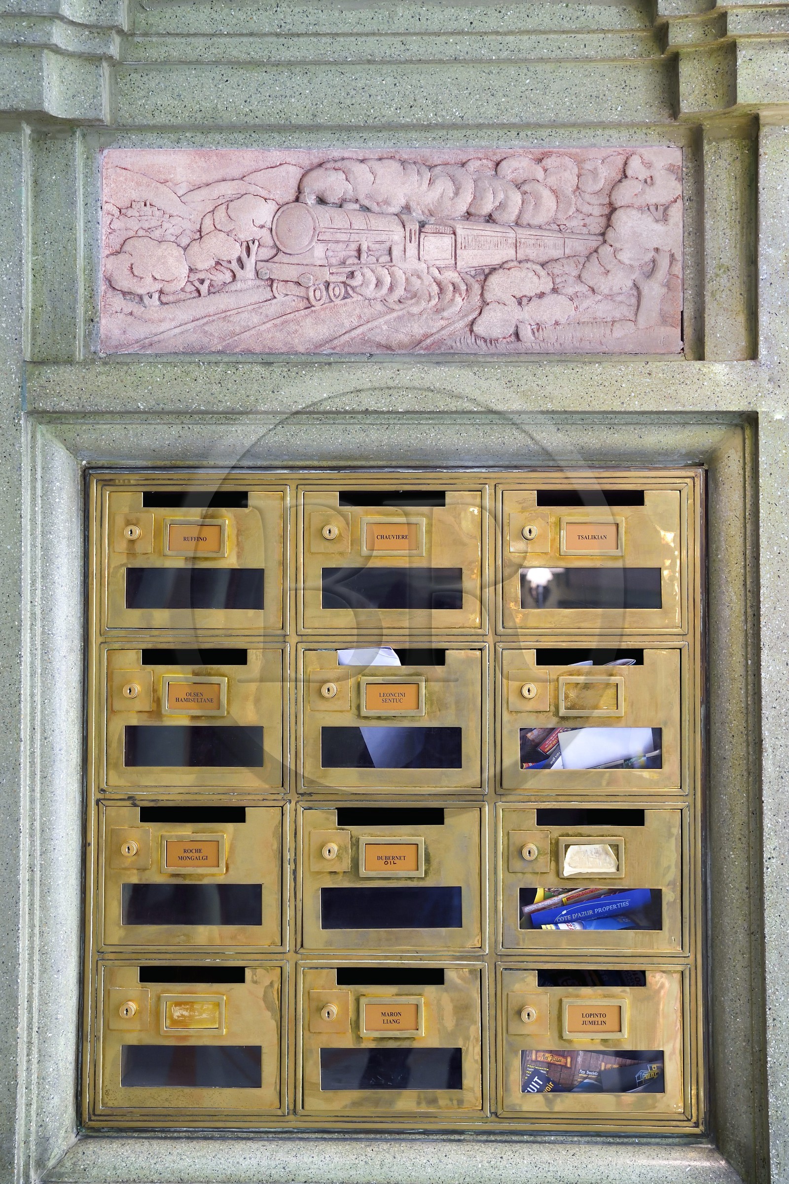 France, Alpes-Maritimes (06), Nice, quartier des Baumettes, l'immeuble Art déco Le Gloria Mansions, le grand hall d'entrée, boites aux lettres surmontées par un bas-relief représentant un train à vapeur