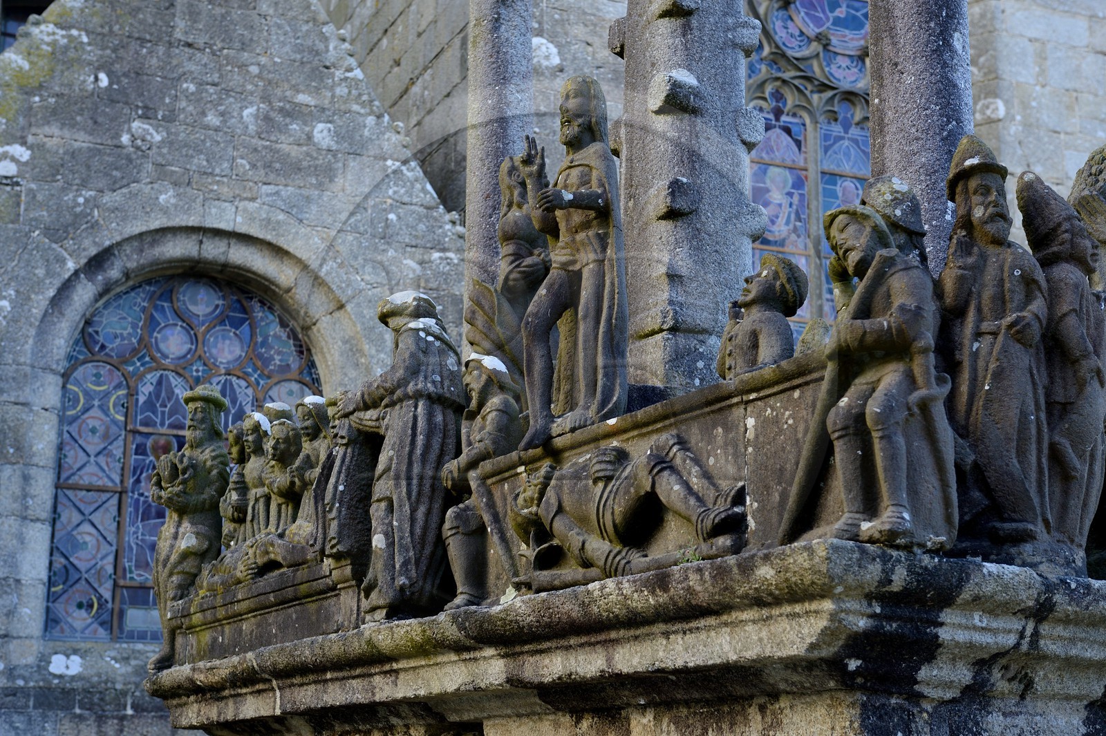 France, Finistère (29), étape sur le chemin de Saint Jacques de Compostelle, Saint-Thegonnec, le calvaire devant l'église dans l'enclos paroissial