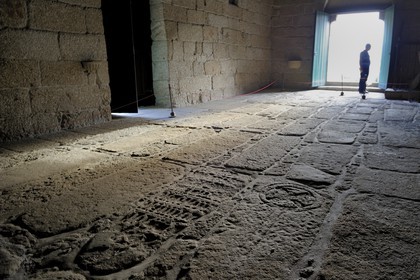 Portugal, région du Minho, Guimaraes, ville classée Patrimoine Mondial de l' UNESCO, Igreja de Sao Miguel do Castelo ( Eglise Saint Michel du Chateau), tombes des compagnons d'armes du premier Roi portugais Alphonse Henriques au sol