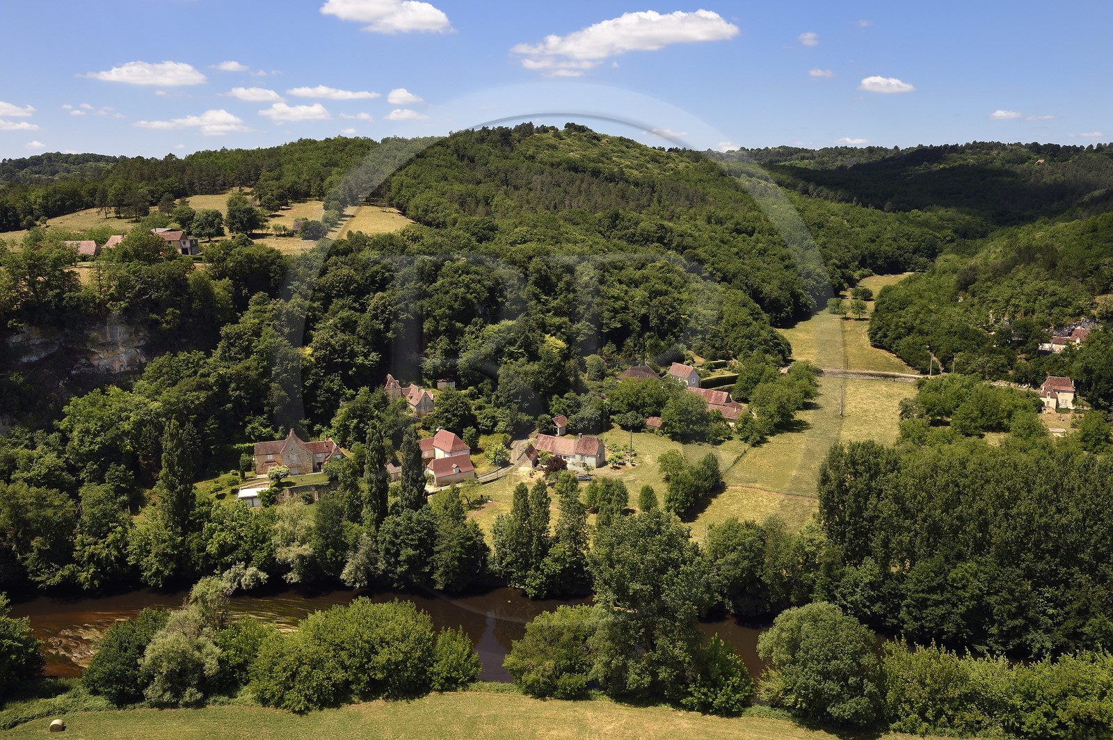 France, Dordogne (24), Périgord Noir, vallée de la Vézère à Peyzac-le-Moustier, la rivière Vézère (vue aérienne)