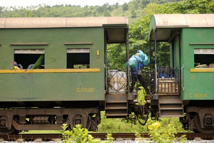 Vietnam, train réservé aux commerçants et leurs marchandises entre Hanoi à Along, passage entre deux wagons