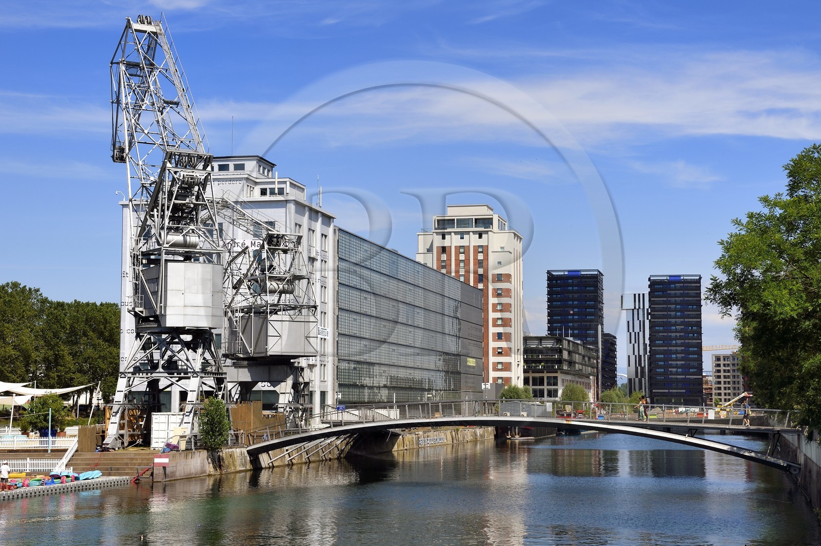 France, Bas-Rhin (67), Strasbourg, amenagement du port du Rhin et reconversion du mole du Bassin d'Austerlitz, la médiathèque André Malraux, immeubles les Black Swans par l’architecte Anne Demians en arrière plan
