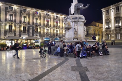 Italie, Sicile, Catane, ville baroque classée au Patrimoine Mondial de l'UNESCO, Piazza del Duomo, la fontaine de l'Elephant en basalte et marbre blanc du XVIIIe siècle est le symbole de la ville