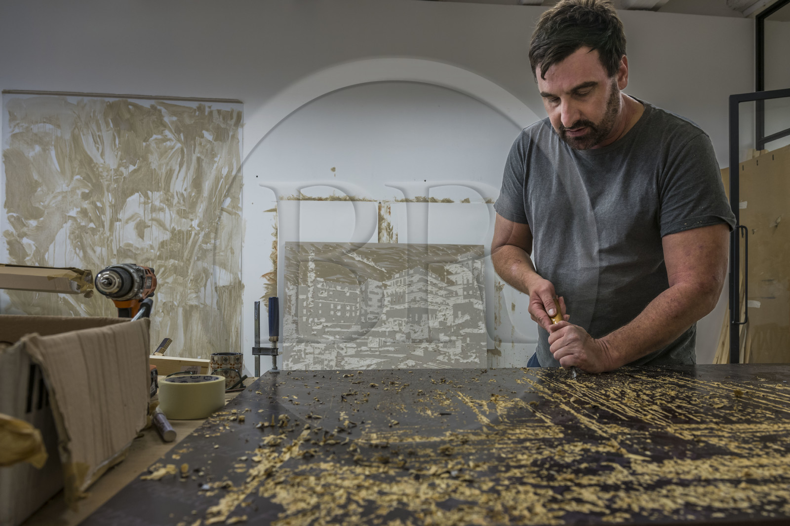 France, Hérault (34), Sète, l'artiste plasticien Jean Denant dans son atelier