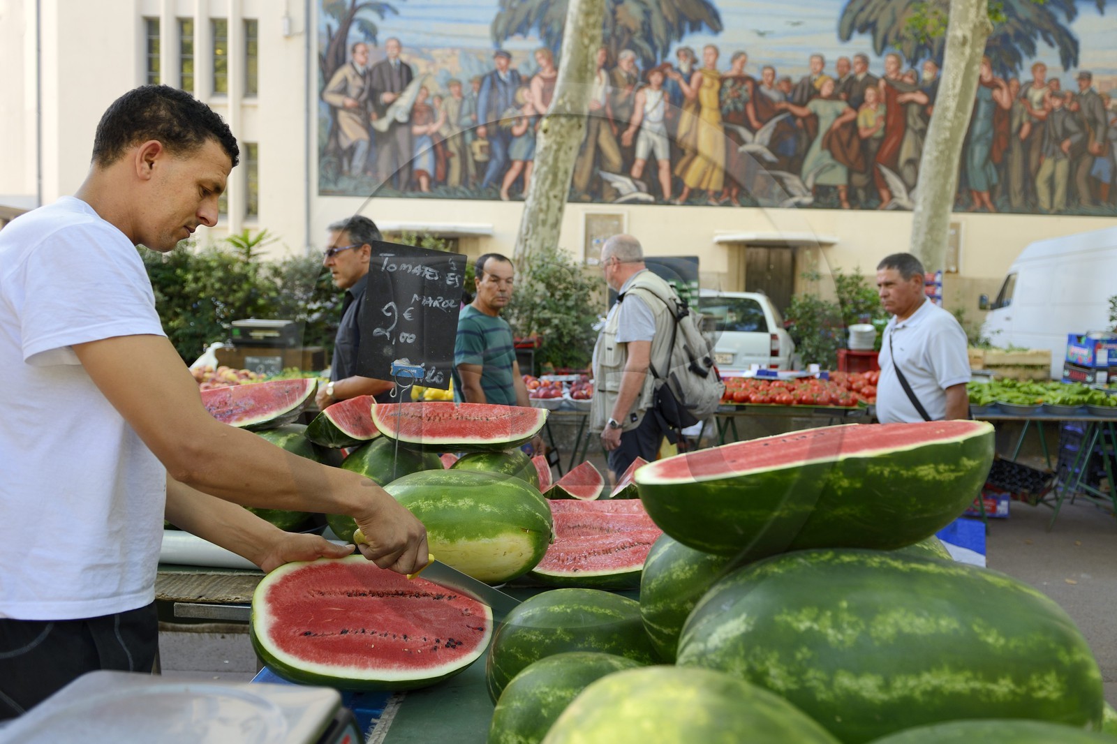 France, Rhône (69), Lyon, fresque sur la façade ouest de la Bourse du Travail sur la place Guichard, jour de marché