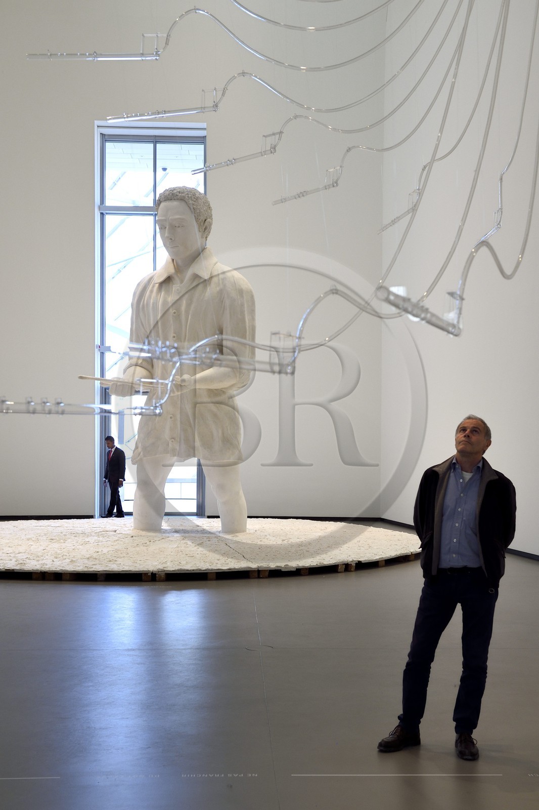 France, Paris (75), la Fondation Louis Vuitton de l'architecte Frank Gehry,  A=F=L=O=A=T (2014) de Cerith Wyn Evans au premier plan et Mann in Matsch (2009) sculpture de Thomas Schütte en arrière plan (Demande d'autorisation nécessaire avant publication)