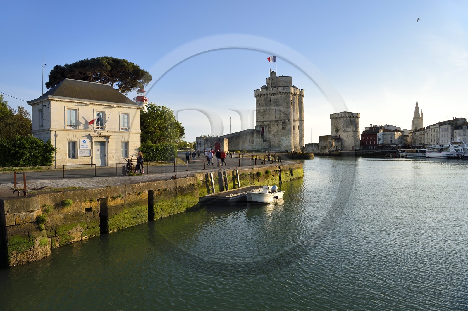 France, Charente-Maritime (17), La Rochelle, la Tour Saint-Nicolas à gauche et la Tour de la Chaîne à droite protègent l'entrée du Vieux Port, la tour de la Lanterne en arrière plan