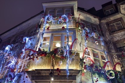 France, Bas-Rhin (67), Strasbourg, vieille ville classée Patrimoine Mondial de l'UNESCO, winstub Le Gruber décoré pendant le marché de Noël rue du Maroquin