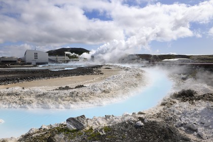 Islande, Grindavik, l'usine Géothermique du Blue Lagoon, canalisations et champ de lave