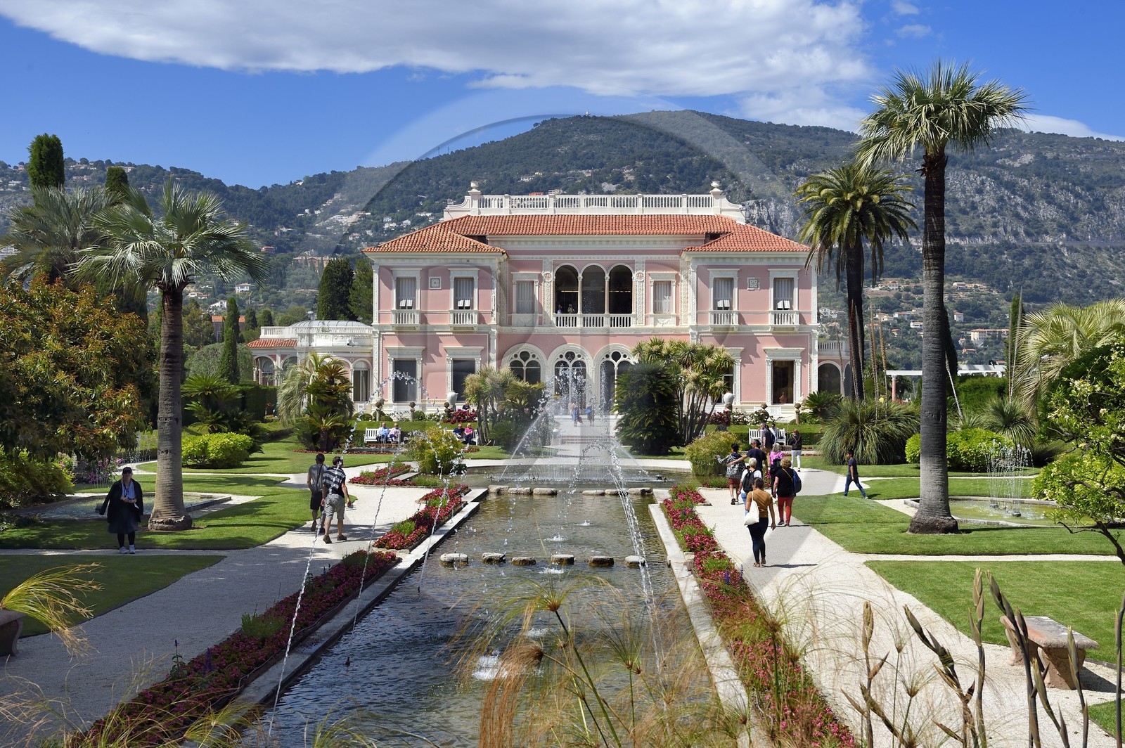 France, Alpes Maritimes (06), Saint-Jean-Cap-Ferrat, villa et jardins Ephrussi de Rothschild, jardin à la française et grand bassin avec jeux d'eau