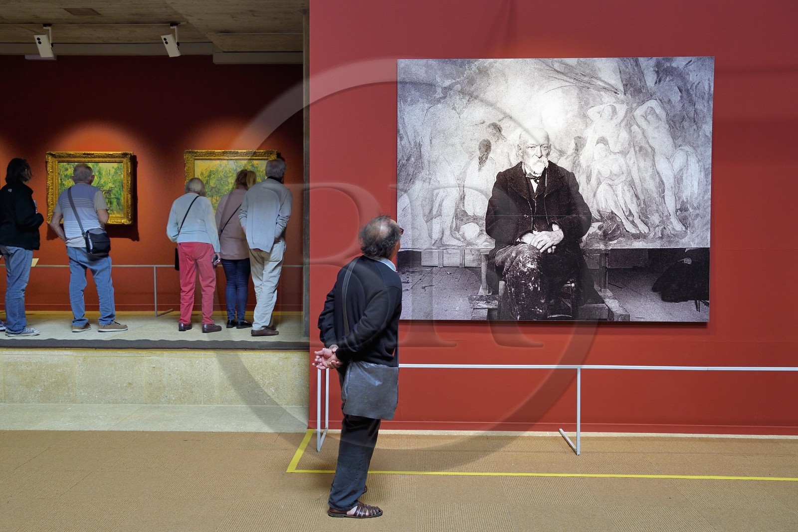 Suisse, canton du Valais, Martigny, Fondation Pierre Gianadda, portrait photographique de Paul Cézanne assis devant les Grandes Baigneuses en cours d'exécution