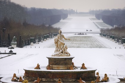 France, Yvelines (78), parc du château de Versailles sous la neige, classé Patrimoine Mondial de l'UNESCO, le Bassin de Latone et la perspective des jardins et de l'axe du Soleil vers le Grand Canal gelé