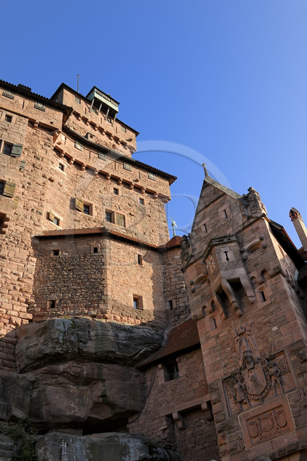France, Bas-Rhin (67), le château du Haut-Koenigsbourg, logis sud avec oriel et latrines à gauche surplombée par le donjon et tour abritant l'entrée