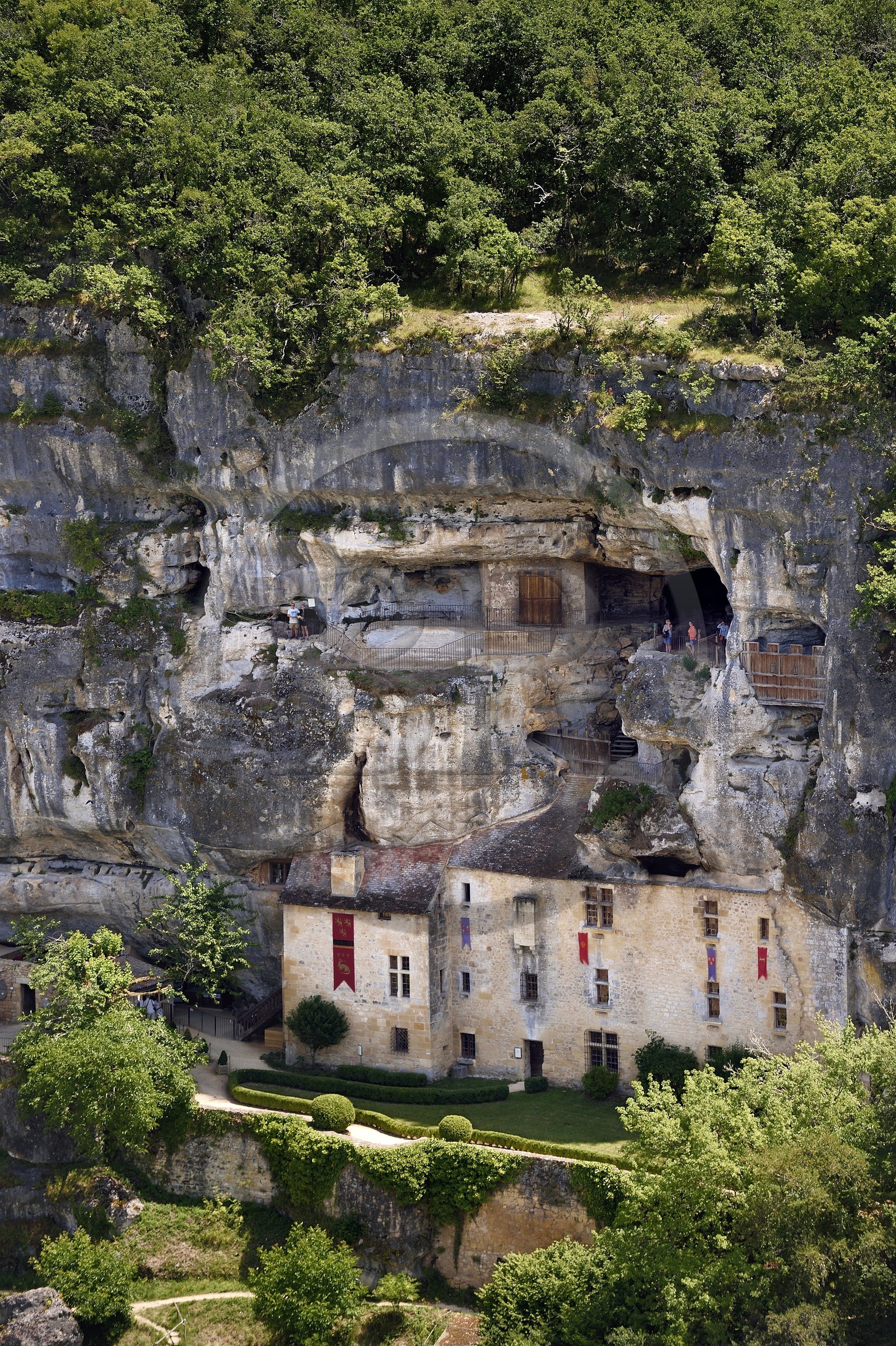 France, Dordogne (24), Périgord Noir, vallée de la Vézère, Tursac, maison fortifiée troglodytique de Reignac du XVIe siècle (vue aérienne)