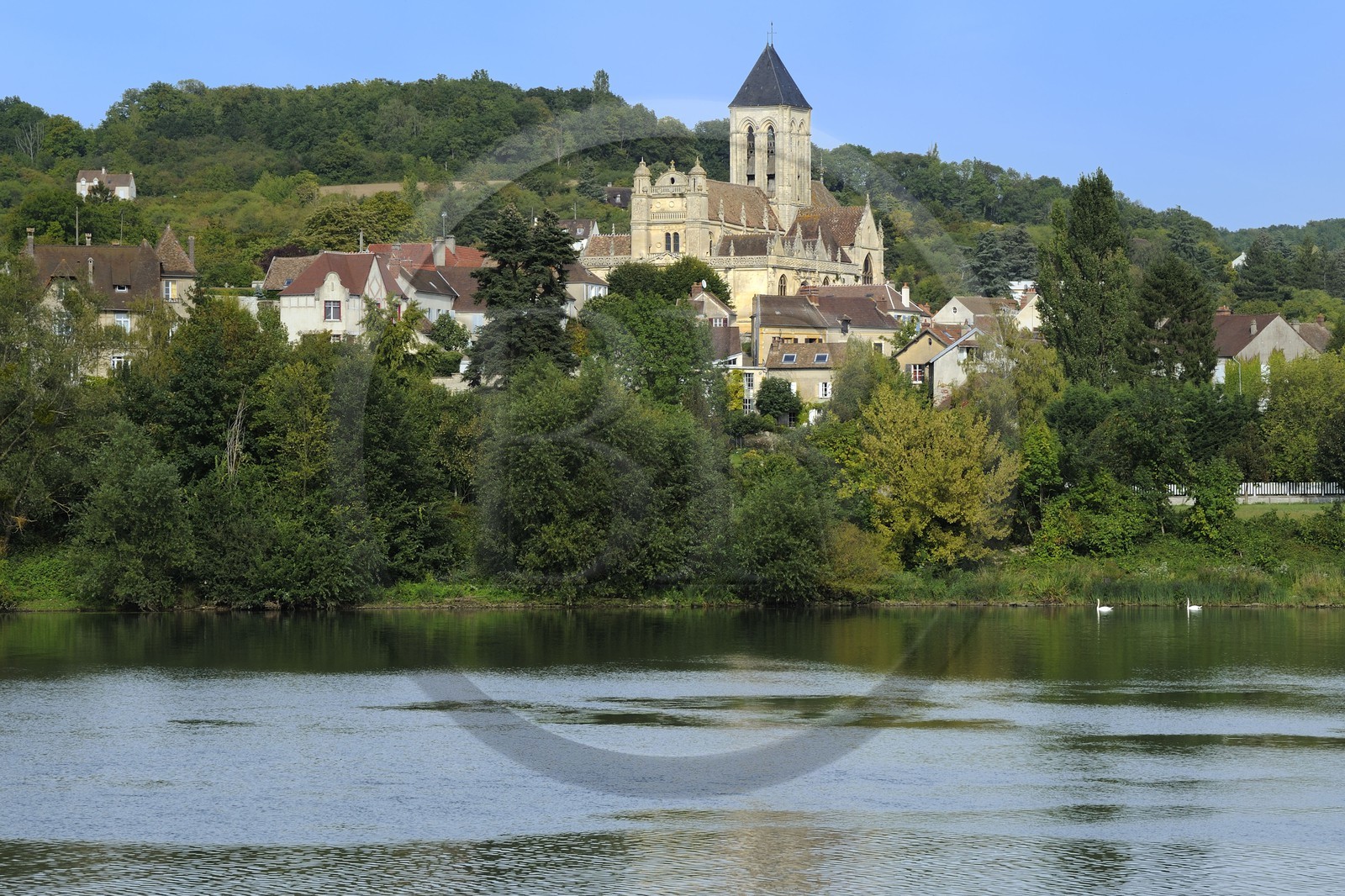 France, Val-d'Oise (95), le village de Vétheuil et son église Notre Dame peinte par Claude Monet dominant la Seine