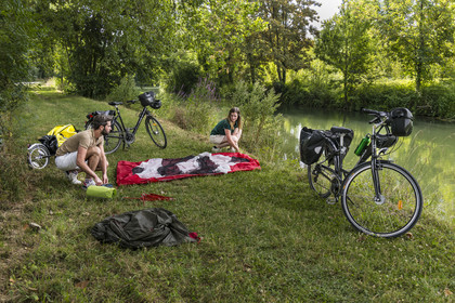France, Deux-Sèvres (79), le Marais Poitevin, la Venise Verte, Magné, randonnée à bicyclette, installation du campement pour la nuit le long de la Sèvre Niortaise