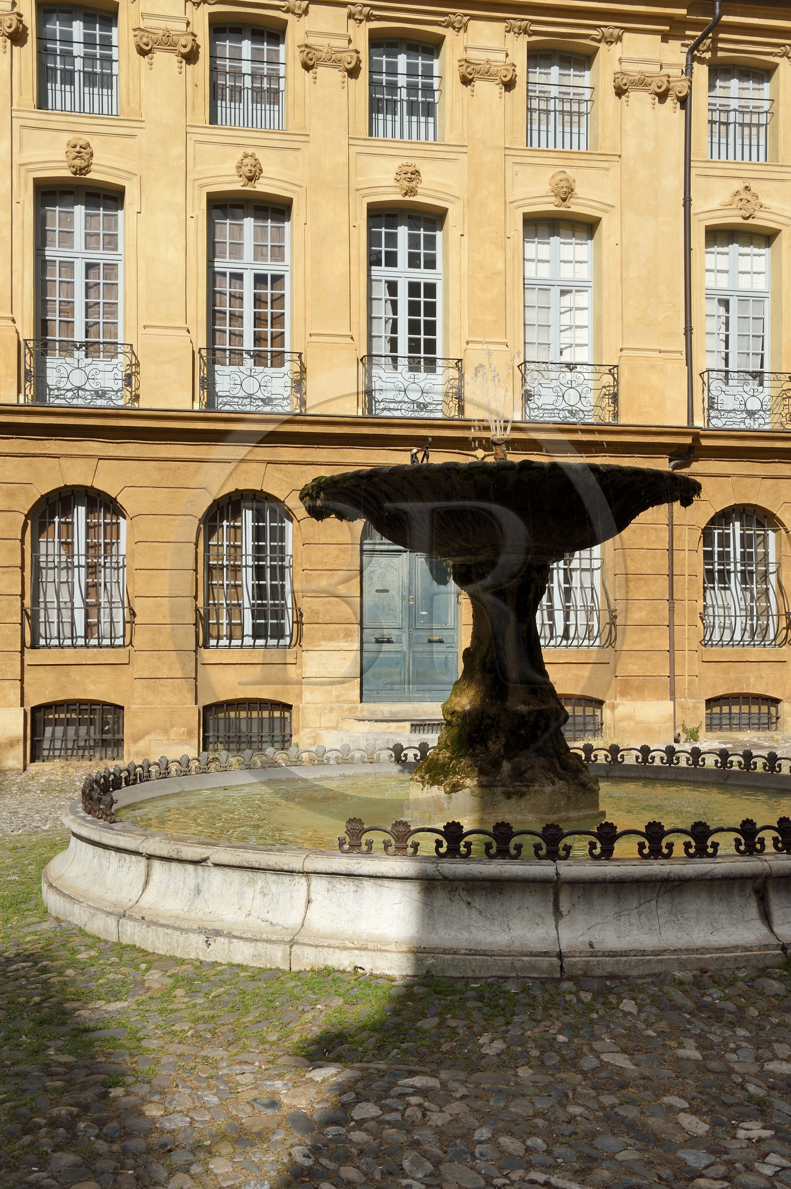 France, Bouches-du-Rhône (13), Aix en Provence, fontaine de la place Albertas