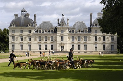 France, Loir et Cher, Chateau de Cheverny, the hunstmen Vol au Vent and La Rosée, who manage the pack of 90 dogs for hunting