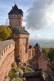 France, Bas-Rhin (67), Orschwiller, le chateau du Haut-Koenigsbourg et la plaine d'Alsace en arrière plan