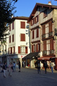 France, Pyrénées-Atlantiques (64), Pays-Basque, Saint-Jean-de-Luz, maison traditionnelle rue Léon Gambetta