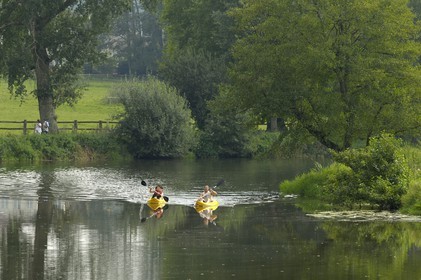 France, Manche (50), région de La Meauffe, la rivière Vire, kayaks