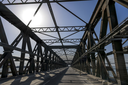 France, Charente-Maritime (17), La Rochelle, le Port Atlantique La Rochelle, port de commerce La Pallice, le pont menant au mole d'escale