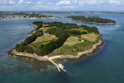 France, Morbihan (56), Golfe du Morbihan, Ile de Gavrinis, Cairn de Gavrinis datant de 3500 avant J.C. (vue aérienne)
