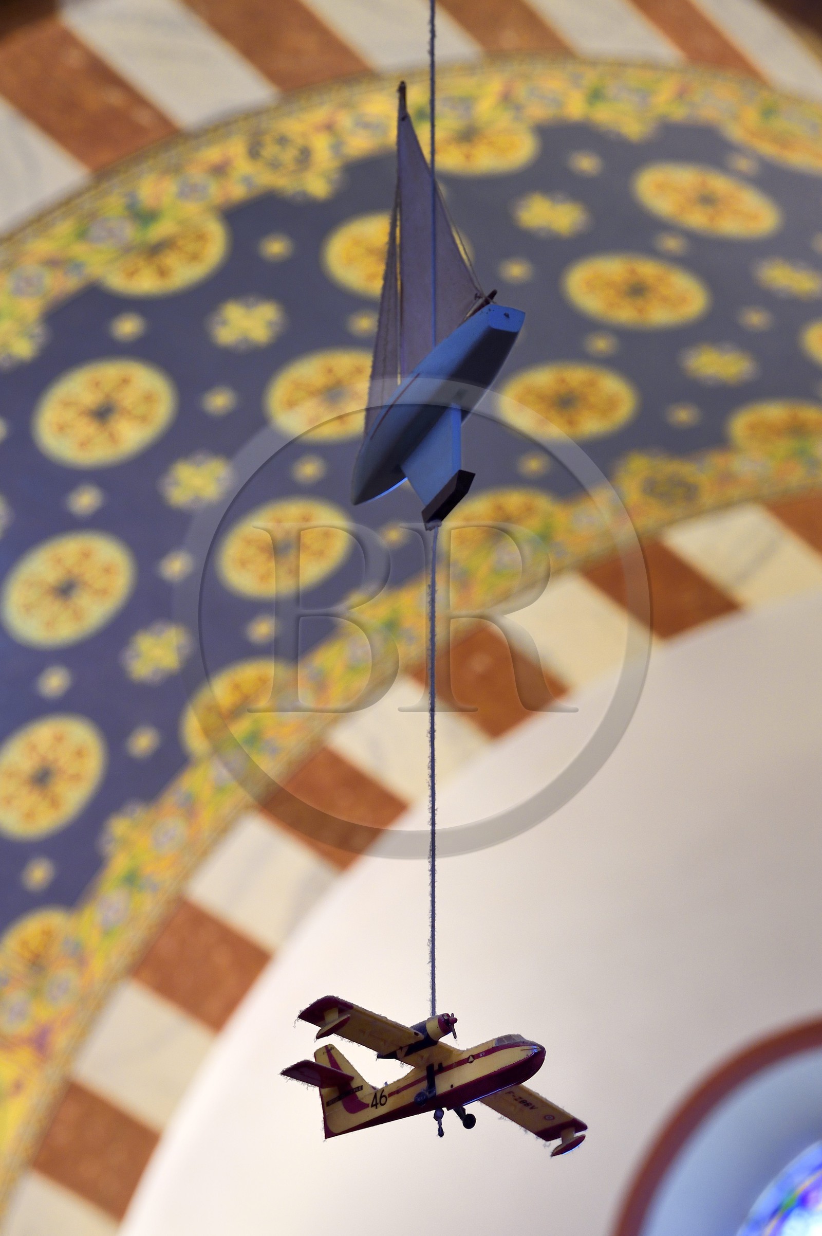 France, Bouches-du-Rhône (13), Marseille, basilique Notre-Dame de la Garde, de nombreux ex-voto sont offerts à la Vierge, au plafond sont suspendus de petits vaisseaux avec leurs agrès et ayant leur nom inscrit sur la poupe