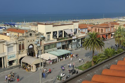 Italie, Toscane, province de Lucques, station balnéaire de Viareggio, la promenade Passeggiata avec ses cafés et ses commerces, le batiment des bains Bagno Balena sur le Lungomare