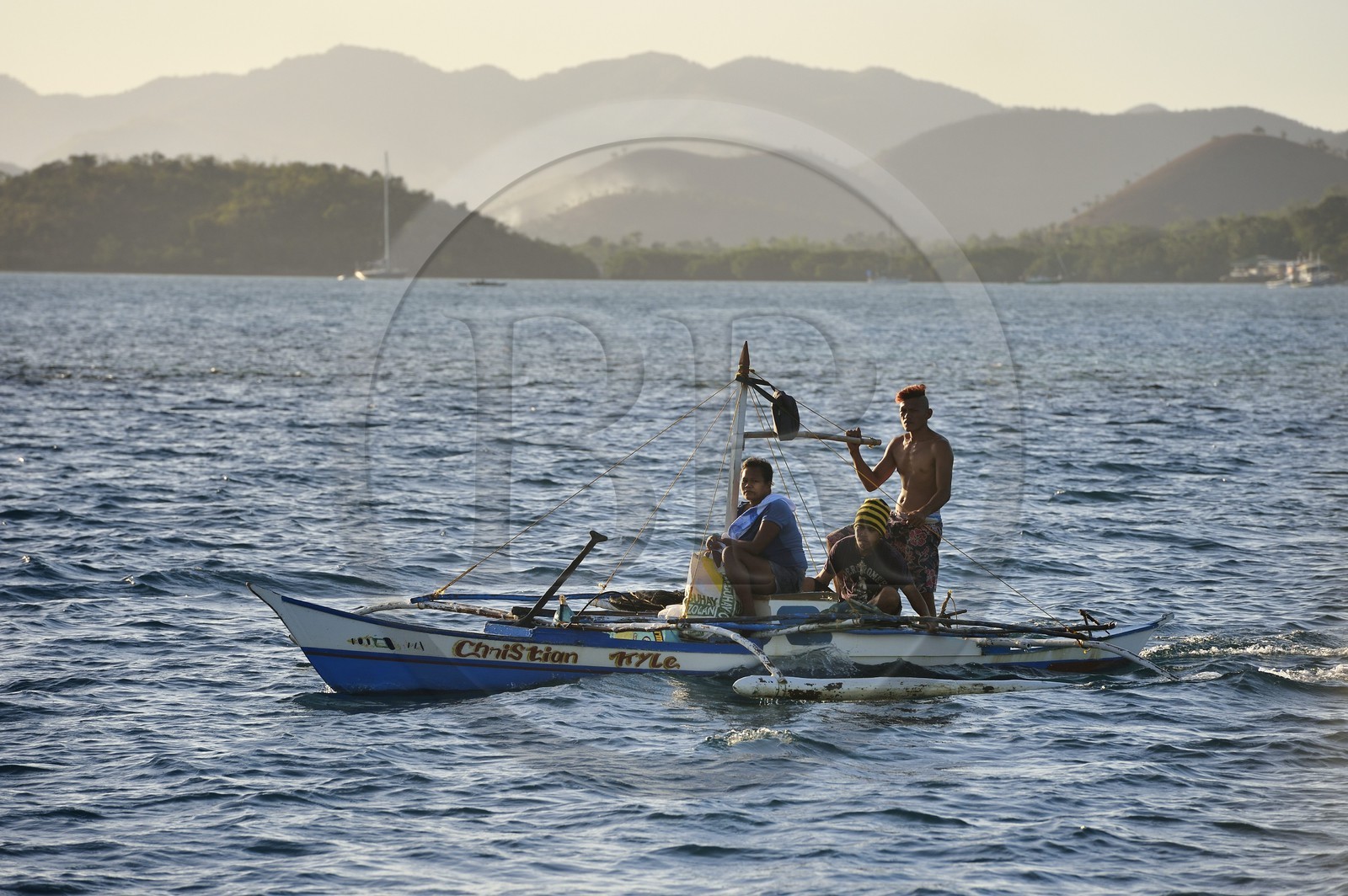Philippines, Calamian Islands dans le nord de Palawan, baie de Coron, pirogue à balancier et Busuanga Island en arrière plan
