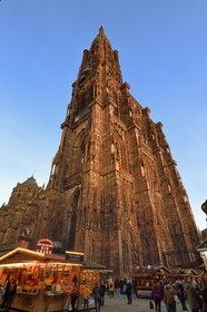 France, Bas-Rhin (67), Strasbourg, vieille ville classée au Patrimoine Mondial de l'UNESCO, marché de Noël (Christkindelsmarik) au pied de la Cathédrale Notre Dame