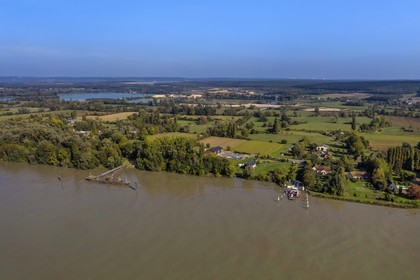 France, Seine-Maritime (76), Pays de Caux, Parc naturel régional des Boucles de la Seine normande, traversée du bac auto sur la Seine à Mesnil-sous-Jumièges, vue vers Bardouville  (vue aérienne)