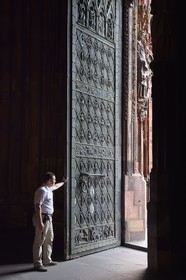 France, Bas-Rhin (67), Strasbourg, vieille ville classée au Patrimoine Mondial de l'UNESCO, la cathédrale Notre-Dame, le sacristain Michel Bolli ouvre la porte principale de la facade occidentale au petit matin