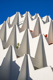 France, Hérault (34), La Grande-Motte, labellisé patrimoine du XXème siècle, quartier du Levant à l'Est du port, l'immeuble Le Babylone des architectes Henri Castella et Vignal