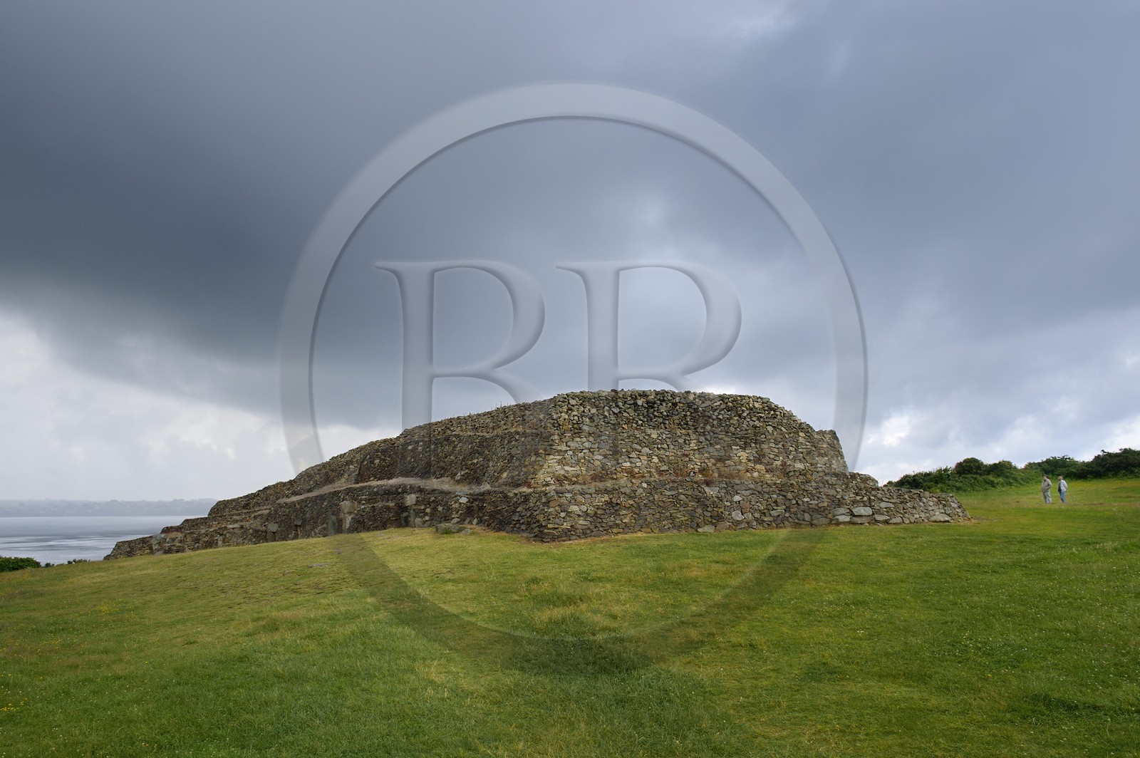 France, Finistère (29), Presqu'île de Kernehelen (Baie de Morlaix) le Cairn de Barnenez, vieux de 6000 ans composé de deux Cairns