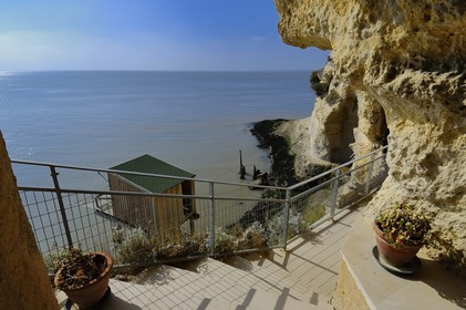 France, Charente-Maritime (17), Meschers-sur-Gironde, carrelets des grottes du Regulus