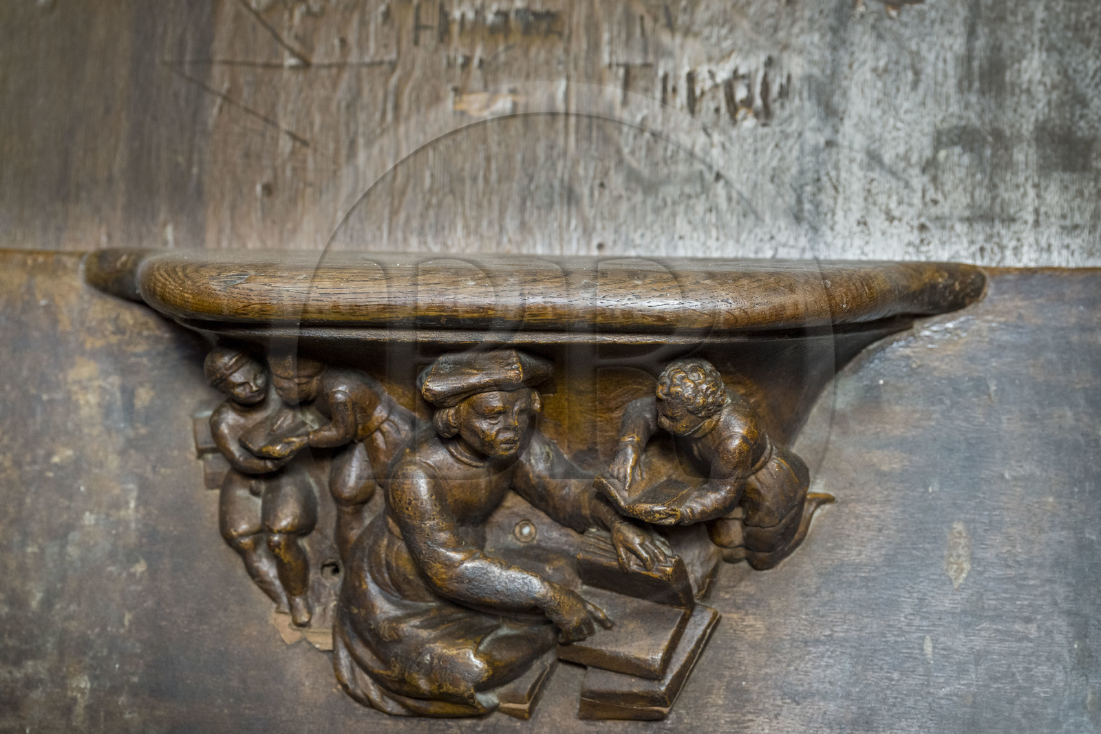 France, Yonne (89), Auxerre, cathédrale Saint-Etienne, sculpture de l'assise d'une stalle représentant le futur évèque Jacques Amyot encore précepteur des enfants de Catherine de Medicis