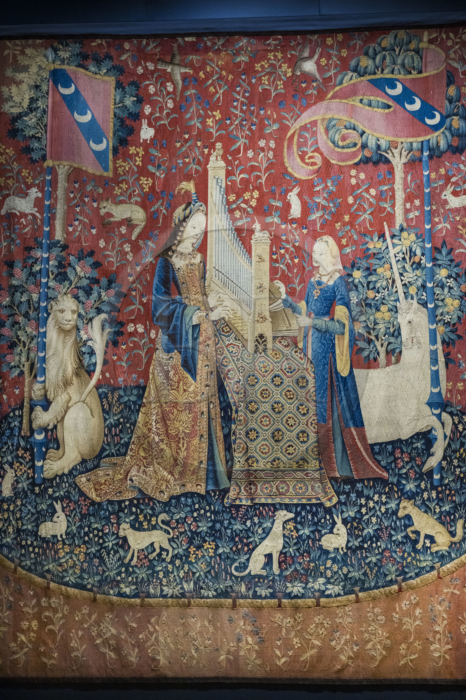 France, Paris (75), Musée de Cluny - Musée national du Moyen-Age, tapisseries de la Dame à la Licorne, appelée l'Ouie - un des 5 sens (vers 1500, laine et soie)
