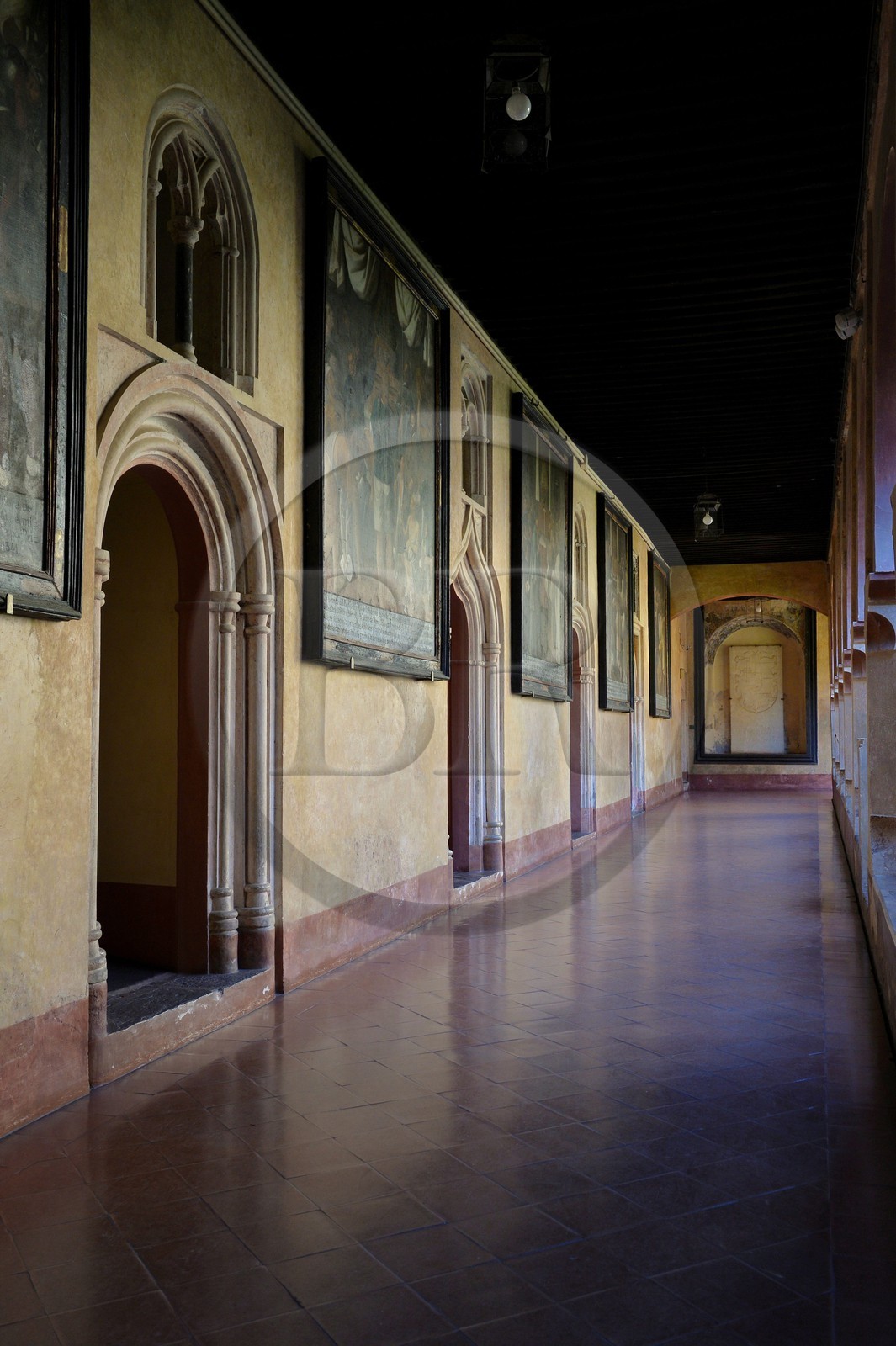 Espagne, Estremadure, Guadalupe, monastère royal de Santa Maria de Guadalupe classé Patrimoine mondial de l'UNESCO, cloître Mudejar construit au XIVe siècle et l'église en arrière plan