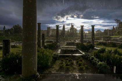 France, Vaucluse (84), Dentelles de Montmirail, Vaison-la-Romaine, site archéologique de la Villasse, vestiges de la Maison au Dauphin dont on distingue l’impluvium sous une averse de pluie