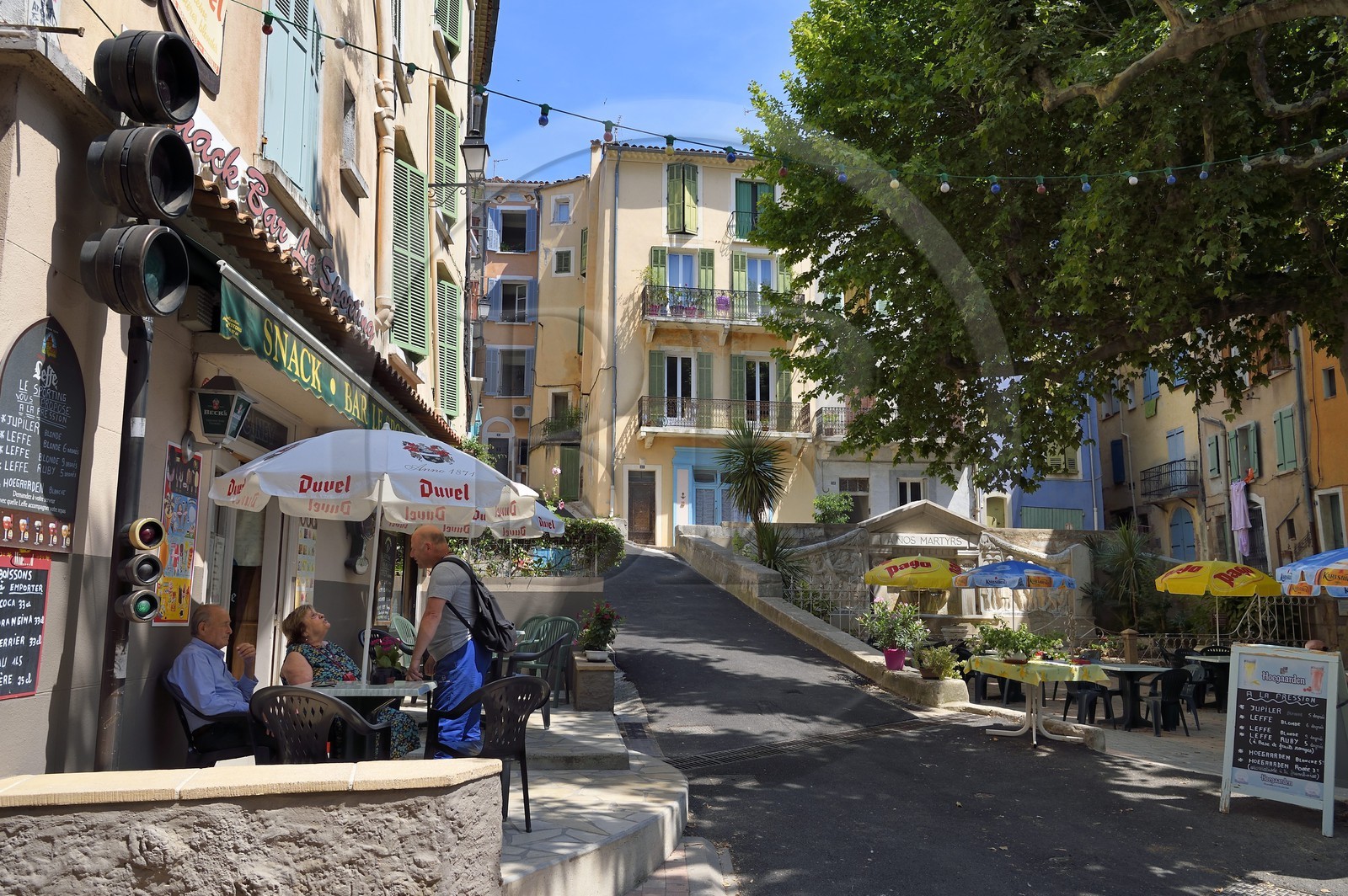 France, Var (83), Provence Verte, Barjols, fountaine et monument aux morts de la place Victor Hugo