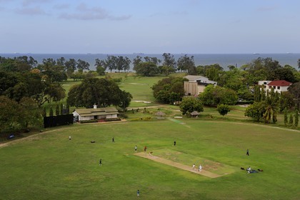 Tanzanie, Dar es-Salaam, terrain de cricket et de golfen bordure de mer