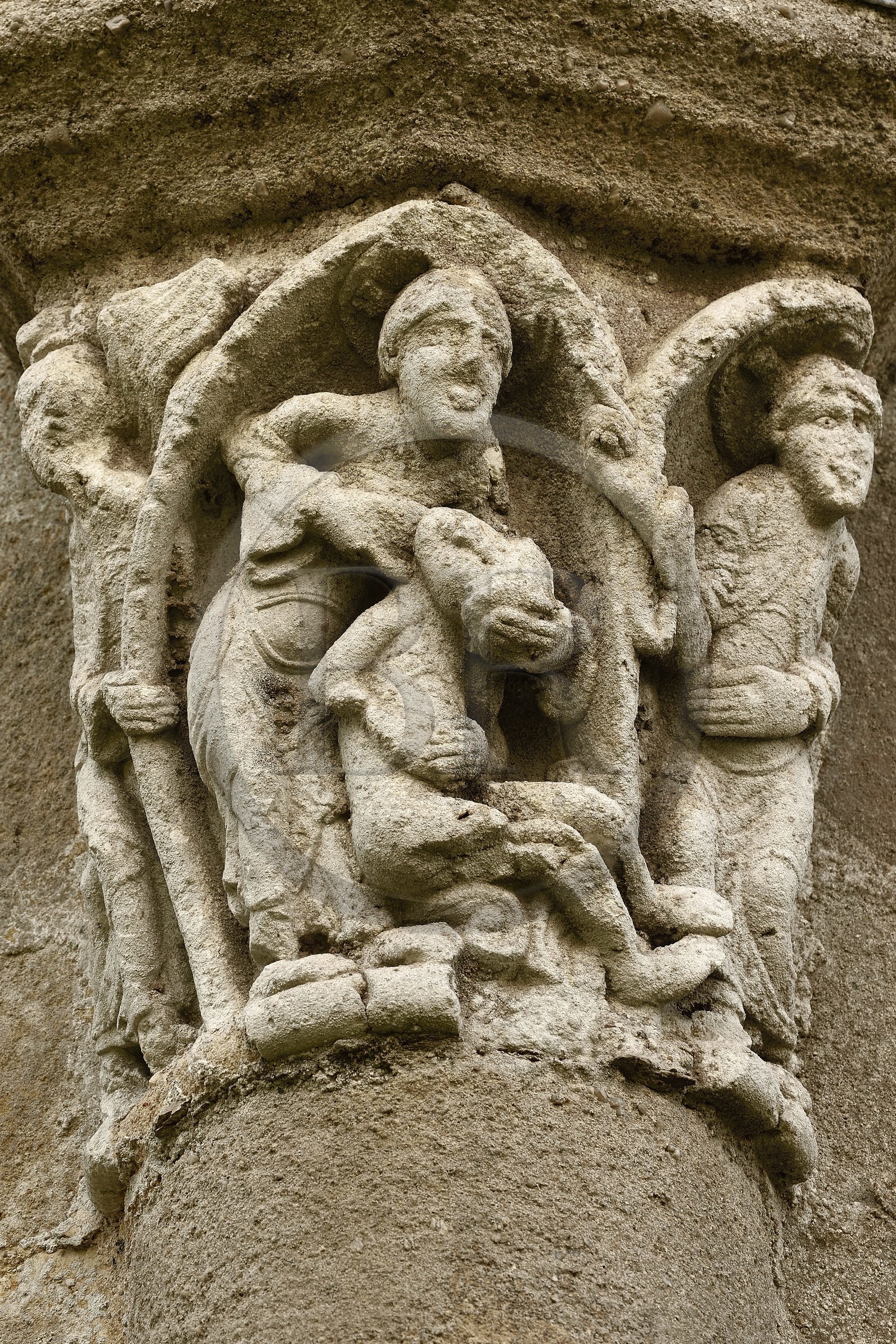 France, Dordogne (24), Périgord Vert, Saint-Jean-de-Côle, labellisé Les Plus Beaux Villages de France, église Saint-Jean-Baptiste, sculpture du chapiteau d'une colonne du chevet représentant la Création avec Dieu modelant la tête de l'homme